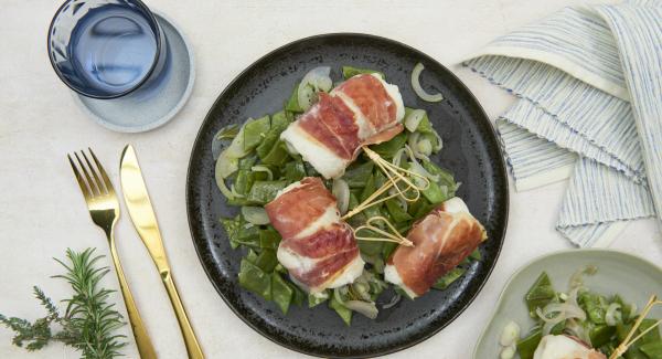 Condire i piattoni con sale, pepe e olio di oliva e disporli in un piatto. Distribuirvi sopra i saltimbocca con il sugo di cottura.