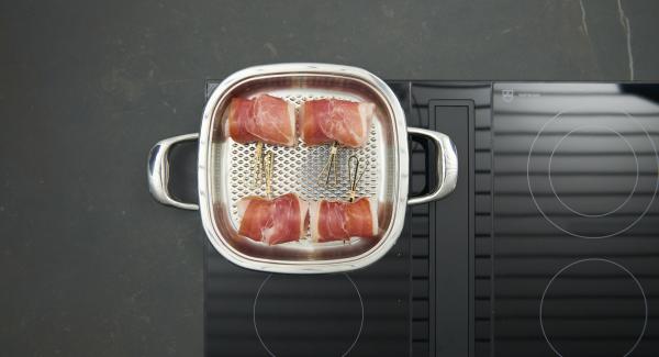 Al suono di Audiotherm, abbassare il livello e adagiare i saltimbocca. Mettere il coperchio e con Audiotherm cuocere fino a raggiungere il “punto di girata” a 90 °C.