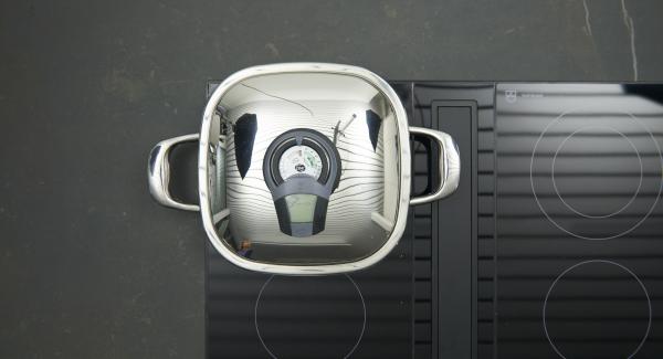 Al suono di Audiotherm, abbassare il livello e adagiare i saltimbocca. Mettere il coperchio e con Audiotherm cuocere fino a raggiungere il “punto di girata” a 90 °C.