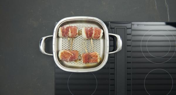 Girare i saltimbocca, rimettere il coperchio e cuocere nuovamente fino a raggiungere il “punto di girata” a 90 °C. Togliere Arondo dal fornello e lasciar cuocere il pesce per ulteriore 3 minuti circa, secondo lo spessore.