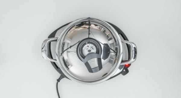 Scaldare Unica a calore massimo fino alla finestra “carne” e rosolare la carne a calore basso finché diventa friabile.