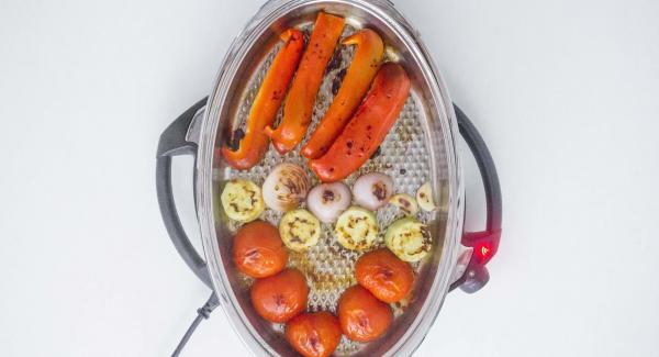 Al suono di Audiotherm, togliere le verdure, sbucciare i pomodori e far raffreddare. Grigliare le altre verdure nello stesso modo.