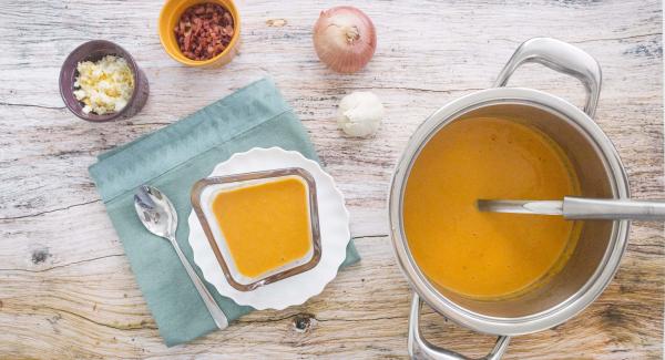 Frullare le verdure arrostite con il frullatore. Aggiungere il pane e frullare il tutto per 1 minuto. Aggiungere il resto degli ingredienti e frullare finché non saranno ben mescolati. Aggiungere un po' d'acqua, se la consistenza è troppo spessa, condire con sale e pepe e far raffreddare il gazpacho per 2 ore in frigorifero.