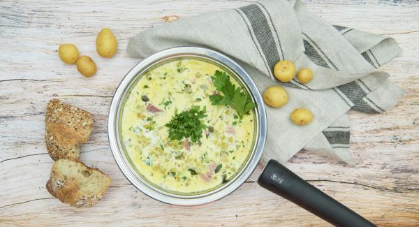 Togliere la padella dal fuoco, togliere il coperchio e far riposare la
frittata per 5 minuti prima di servire.