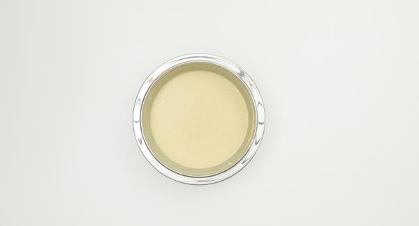 Mescolare gli ingredienti (tranne il cucchiaio di olio o burro da utilizzare per la cottura) con uno sbattitore fino a ottenere una pastella liquida e liscia. Coprire e far riposare per 30 minuti.