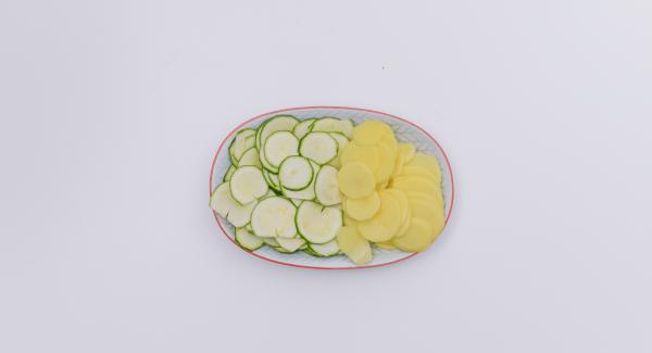 Mondare le zucchine, pelare le patate e affettarli sottilmente.