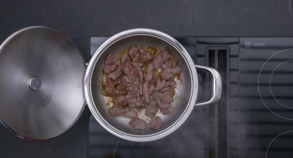 Al suono di Audiotherm, abbassare il calore, rosolare la carne in
porzioni, estrarla, condirla con sale e pepe e tenerla in caldo.