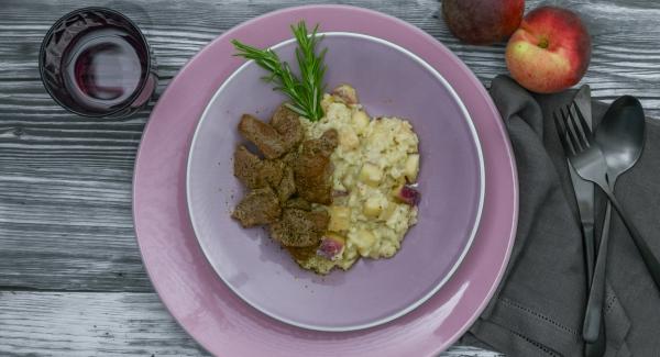 Disporre le fettine di agnello sul risotto e servire.