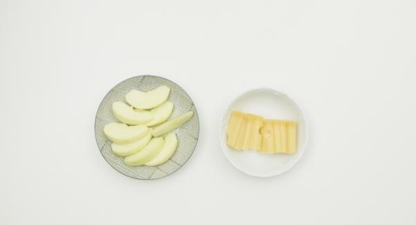 Sbucciare la mela, tagliarla in quarti, eliminare i semi e tagliarla a pezzetti. Tagliare il formaggio in otto pezzetti.