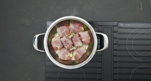 Arrostire a calore basso fino al raggiungimento dei 90°C. Girare la carne, rimettere il coperchio e cuocere il secondo lato allo stesso modo, fino a raggiungere nuovamente il “punto di girata”.