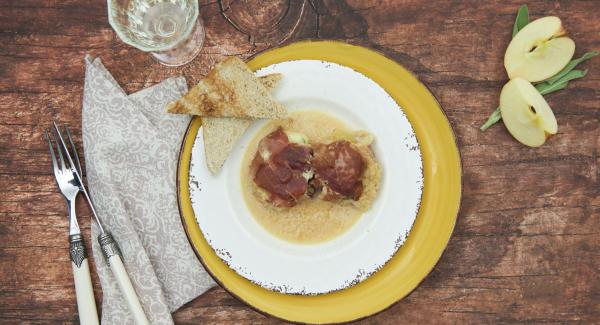 Mettere i fagottini di filetto nella salsa, coprire con il coperchio e cuocere a calore basso per 8 minuti.