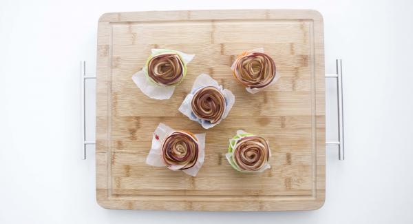 Mettere ogni rosa su un pezzo piccolo di carta da forno e poi inserirla in uno stampo di silicone. Inserire tutte le rose nella Softiera.