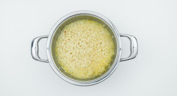 Aggiungere il burro e il parmigiano e aggiustare di sale e pepe. Tritare le foglie di coriandolo. Mescolarle al risotto con i filetti di lime e aggiustare nuovamente di sale e pepe.