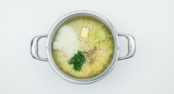 Aggiungere il burro e il parmigiano e aggiustare di sale e pepe. Tritare le foglie di coriandolo. Mescolarle al risotto con i filetti di lime e aggiustare nuovamente di sale e pepe.