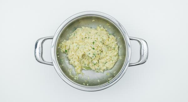 Aggiungere il burro e il parmigiano e aggiustare di sale e pepe. Tritare le foglie di coriandolo. Mescolarle al risotto con i filetti di lime e aggiustare nuovamente di sale e pepe.