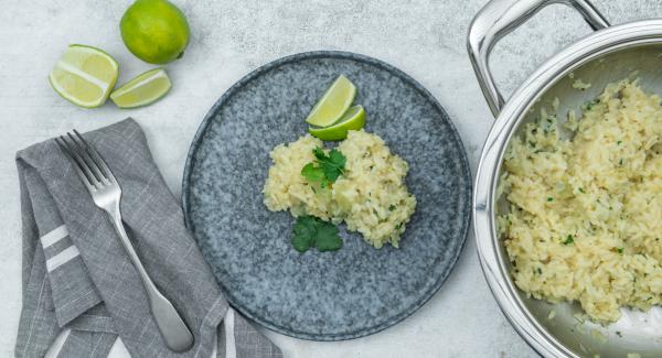 Aggiungere il burro e il parmigiano e aggiustare di sale e pepe. Tritare le foglie di coriandolo. Mescolarle al risotto con i filetti di lime e aggiustare nuovamente di sale e pepe.