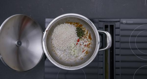 Aggiungere le cipolle, il peperoncino tritato, il rosmarino e il riso e rosolare il tutto. Sfumare con il vino e aggiungere il brodo.