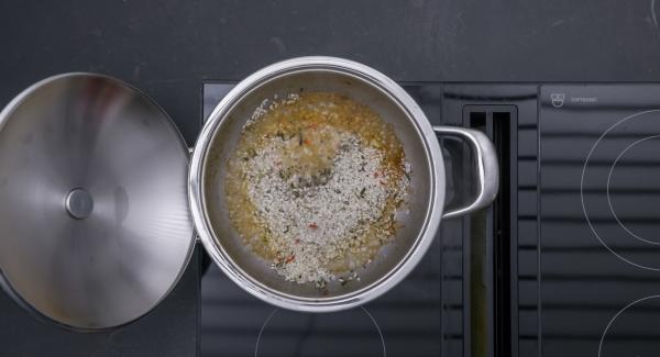 Aggiungere le cipolle, il peperoncino tritato, il rosmarino e il riso e rosolare il tutto. Sfumare con il vino e aggiungere il brodo.