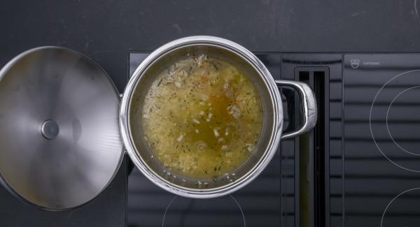 Aggiungere le cipolle, il peperoncino tritato, il rosmarino e il riso e rosolare il tutto. Sfumare con il vino e aggiungere il brodo.