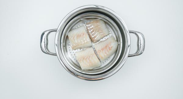 Tagliare il filetto di pesce in quattro porzioni e disporle nella Softiera.