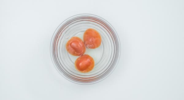Scottare i pomodori in acqua bollente, spellarli e tagliarli a dadini.
Ungere d’olio l’inserto forato.