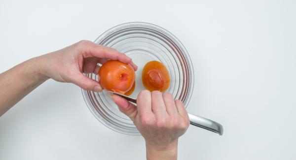 Scottare i pomodori in acqua bollente, spellarli e tagliarli a dadini.
Ungere d’olio l’inserto forato.