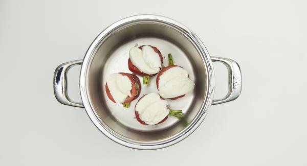 Disporre, all’interno dell’Unità di cottura, le verdure e la mozzarella a strati, alternando melanzana, zucchina, cipollotto, pomodoro e mozzarella terminando con una spolverata di parmigiano.