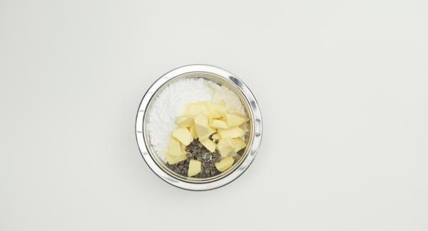 All’interno di una Bacinella Combi, unire la farina e lo zucchero a velo. Aggiungere il burro freddo tagliato a pezzettini e amalgamare con le mani il tutto. Aggiungere le uova intere e continuare a impastare fino ad ottenere un composto omogeneo. Creare quindi una palla con l’impasto, avvolgerla nella pellicola alimentare e lasciarla riposare in frigorifero per almeno 3 ore.