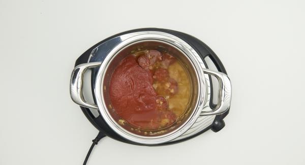 Al suono di Audiotherm, abbassare Navigenio a livello 2, mescolare e rosolare il misto di cipolla e aglio e aggiungere le fette di chorizo. Aggiungere la paprika, la passata di pomodoro, l’acqua, la pasta e la foglia di alloro. Mescolare bene il tutto.