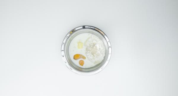 impastare la farina con il lievito disidratato, il latte, lo zucchero,
il sale, il burro, l’uovo e il tuorlo, fino a ottenere una pasta morbida. Coprire e lasciar riposare per ca. 30 minuti in luogo tiepido.