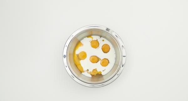 Sbattere a spuma le uova con il latte, insaporire con sale, pepe e noce moscata, aggiungere il burro o l’olio EVO.