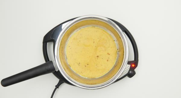 Versare in Arcobaleno il composto di uova e gli ingredienti rimasti come sopra descritto e cospargere di formaggio.