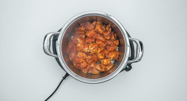 Al suono di Audiotherm, abbassare Navigenio a livello 2, aggiungere il pollo e rosolarlo. Unire le patate ancora grondanti d’acqua e la citronella, quindi mescolare.