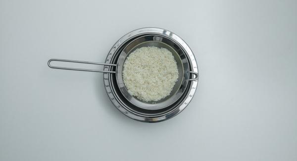 In una Softiera, mescolare il riso lavato, l’acqua e il sale, disporla all’interno dell'unità di cottura e coprire con il coperchio.