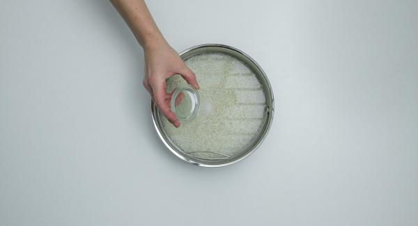 In una Softiera, mescolare il riso lavato, l’acqua e il sale, disporla all’interno dell'unità di cottura e coprire con il coperchio.