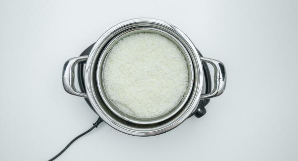 Al termine della cottura, estrarre la Softiera e unire al pollo il latte di cocco, quindi aggiustare di sale e pepe. Servire con il riso.