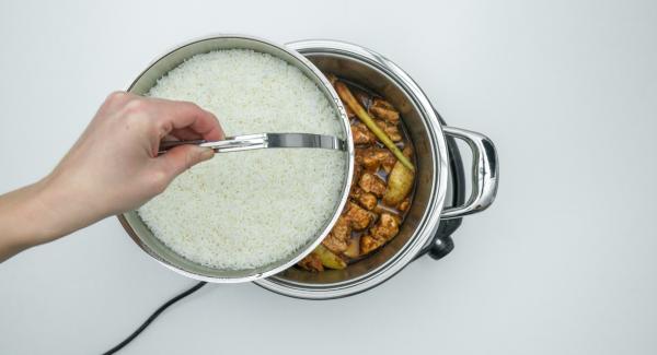 Al termine della cottura, estrarre la Softiera e unire al pollo il latte di cocco, quindi aggiustare di sale e pepe. Servire con il riso.