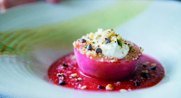 Versare la marmellata all’interno di una Bacinella Combi e lasciarla raffreddare. Tagliare finemente le foglie di rosmarino e unirle allo yogurt e allo sciroppo d’acero rimasto. Frantumare i biscotti con  l’aiuto di Tritamix. Disporre la marmellata su un piatto e su di essa le pesche tagliate a tondi. Servire le pesche con lo yogurt al rosmarino ricoperto di biscotti sbriciolati.