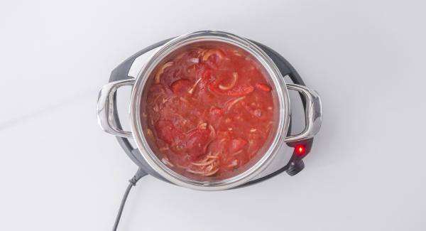 Al suono di Audiotherm, togliere EasyQuick, mescolare e aggiungere la salsa di pomodoro e i peperoni.