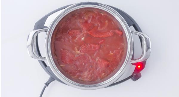 Al suono di Audiotherm, togliere EasyQuick, mescolare e aggiungere la salsa di pomodoro e i peperoni.