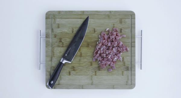 Tagliare la carne a dadini molto piccoli. Mescolarla con il vino e la paprica. Coprire e lasciar marinare in frigo per 24 ore.