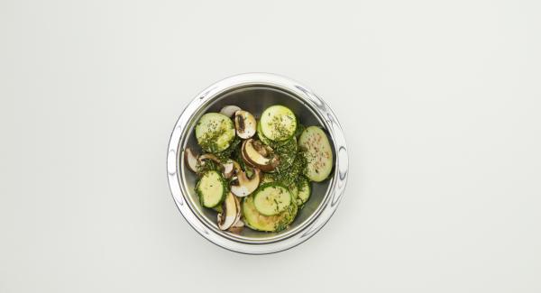 Mondare la zucchina, la melanzana e i funghi e affettarli. Tritare finemente il rosmarino e le foglioline di timo e mescolare tutto con 4 cucchiai di olio extravergine di oliva.
