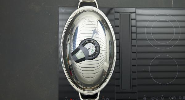 Al suono di Audiotherm, abbassare il calore, grigliare brevemente i gamberi su entrambi i lati. Grigliare anche le verdure, quindi estrarle da Arondo 32 cm o dall’Unità Ovale Grill.
