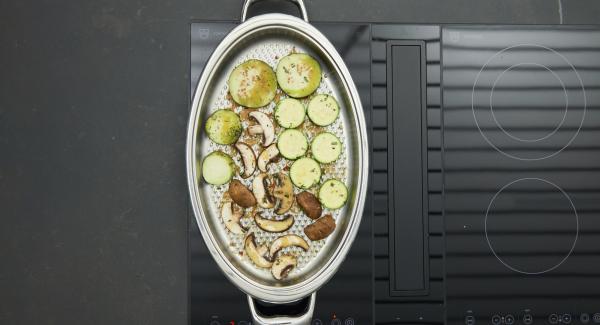 Al suono di Audiotherm, abbassare il calore, grigliare brevemente i gamberi su entrambi i lati. Grigliare anche le verdure, quindi estrarle da Arondo 32 cm o dall’Unità Ovale Grill.