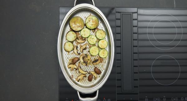 Al suono di Audiotherm, abbassare il calore, grigliare brevemente i gamberi su entrambi i lati. Grigliare anche le verdure, quindi estrarle da Arondo 32 cm o dall’Unità Ovale Grill.