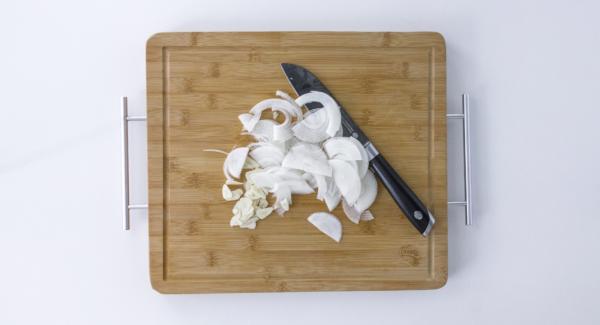 Tagliare a pezzi le cipolle. Affettare finemente l’aglio. Trasferire entrambi nell'unità di cottura fredda.