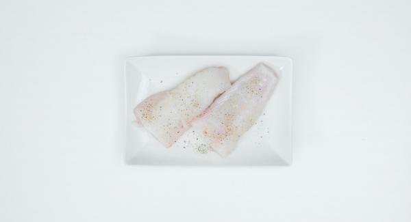 Tagliare a metà il filetto di pesce, insaporirlo con sale e pepe e adagiarlo nell’inserto "2 in 1". Lavare il limone, tagliarlo a fette e disporle sopra il pesce.