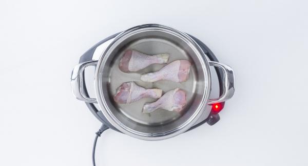 Al suono di Audiotherm, abbassare Navigenio sul livello 2 e dorare le cosce di pollo da entrambi i lati.