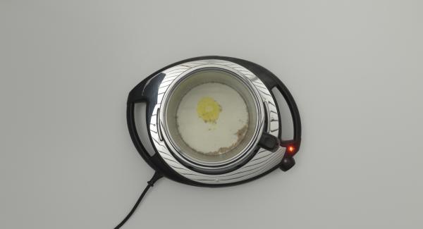 Per gli gnocchi di semolino, versare nella Milleusi il latte con il burro, il sale e un po’ di noce moscata. Posizionare la Milleusi su Navigenio e impostarlo sul livello 6, quindi portare a bollore. Unire il semolino mescolando e aspettare 3 minuti che si addensi su Navigenio spento.