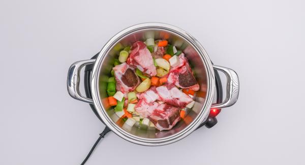 Impostare Navigenio sul livello 6, accendere Audiotherm, applicarlo su Visiotherm e ruotarlo fino a visualizzare il simbolo “carne”. Al suono di Audiotherm, girare le mezze cipolle, aggiungere gli odori, gli ossi di carne e le verdure e rosolare il tutto per un po’ a livello 3.